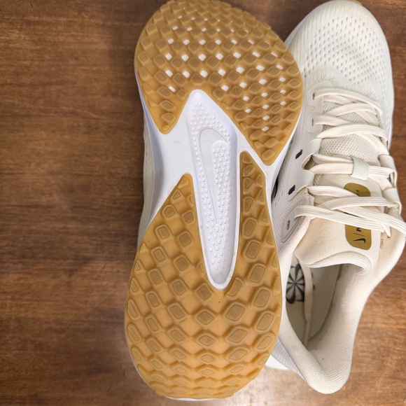 Nike Women's Quest 6 Running Gold and White  Shoes - Picture 7 of 9